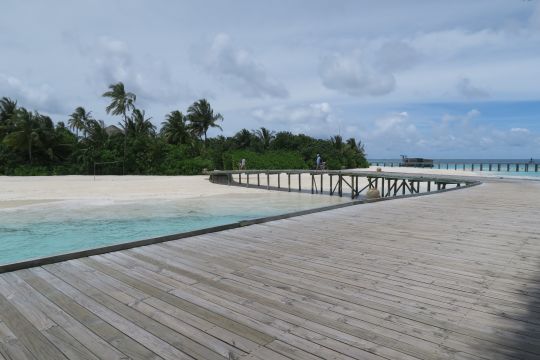 Hier ist die Anlegestelle zu einem Touristenresort zu sehen. Mit Sandaufschüttungen werden unbewohnte Inseln so designt, dass sie wie das Paradies aussehen.