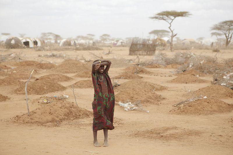 Ein Kind steht am Rand des Flüchtlingslagers Dadaab in Kenia vor Gräbern, in denen 70 Kinder beerdigt wurden, die an Unterernährung gestorben sind.