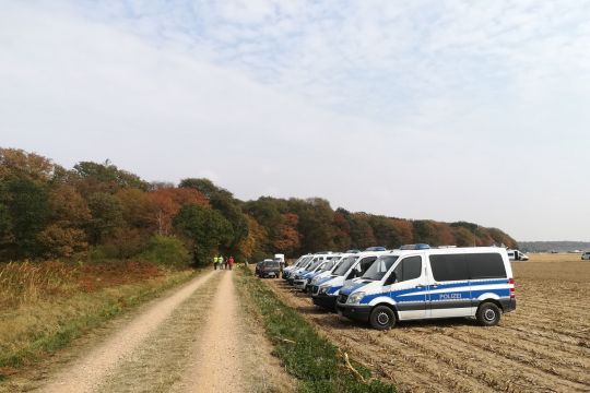 große Polizeiwagen am Waldrand