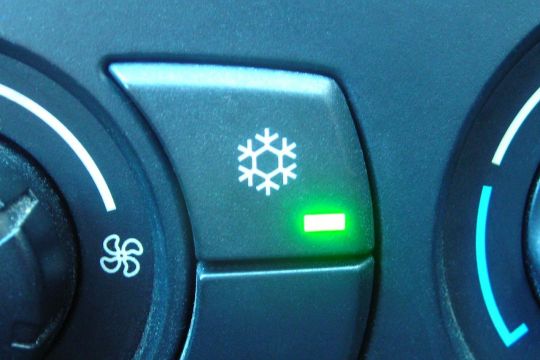 Schalter für die Klimaanlage an einem Auto-Armaturenbrett.
