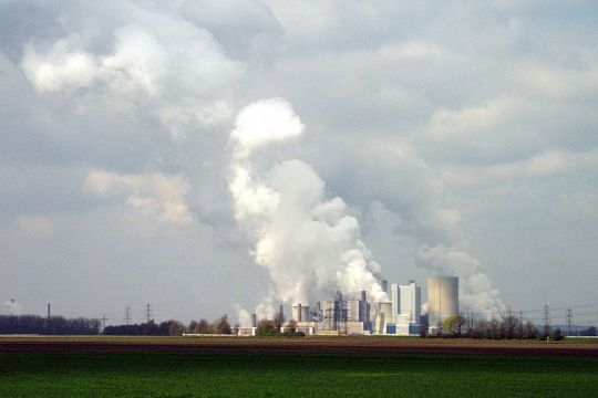 Dampfendes Kohlekraftwerk Niederaußem in Bergheim bei Köln.