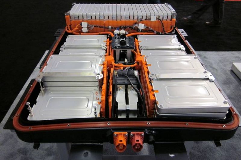 Eine Elektroauto-Batterie, bestehend aus mehreren weißen Kästen in einem Metallrahmen.