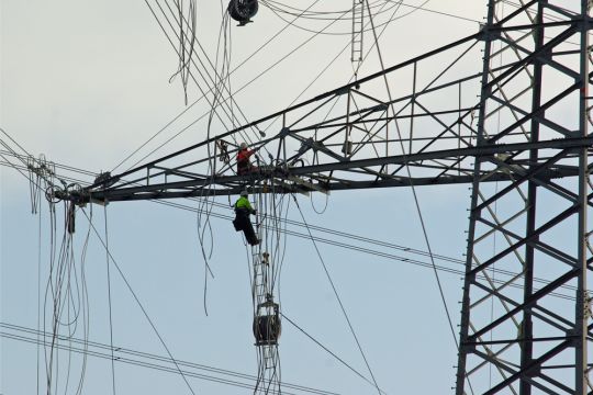 Zwei Menschen arbeiten am Stromnetz.