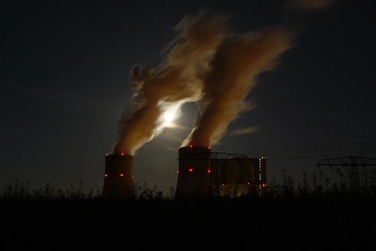 Hier ist das Braunkohlekraftwerk Schwarze Pumpe in der Lausitz bei Nacht zu sehen
