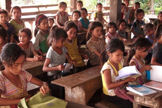 Schülerinnen und Schüler einer Grundschule in Laos