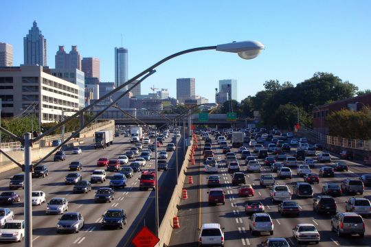 Eine vierzehnspurige Straße, im Hintergrund Hochhäuser der Stadt Atlanta in den USA