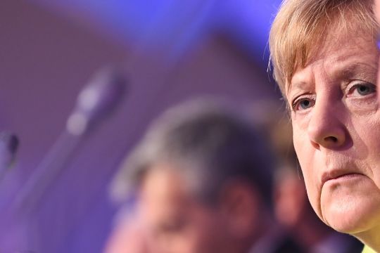 Angela Merkel mit besorgtem Gesicht