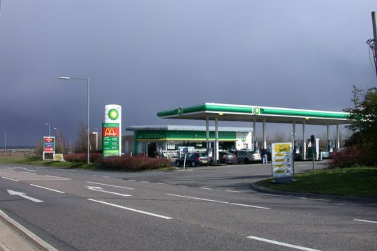 BP-Tankstelle an leerer Landstraße.