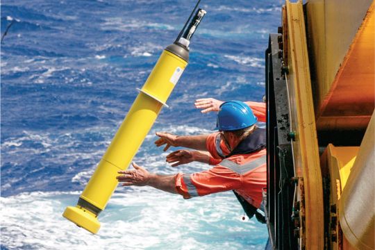 Wissenschaftler bringen eine Messboje - eine sogenannte Argo-Float - ins Meer aus