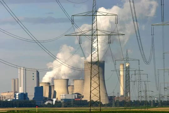 Dampfendes Kohlekraftwerk Niederaußem in Bergheim bei Köln
