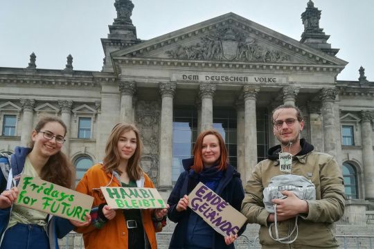 Vier Klimaaktivisten vor dem Deutschen Bundestag