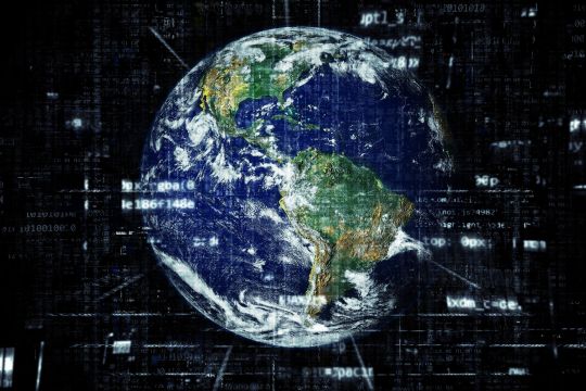 Ein digitales Netz liegt über der Erde