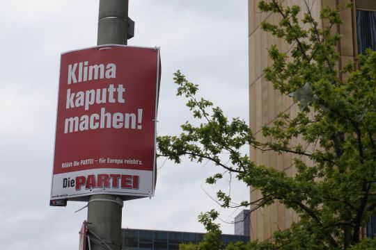 Ein Wahlplakat der "PARTEI" mit der Aufschrift "Klima kaputt machen!"