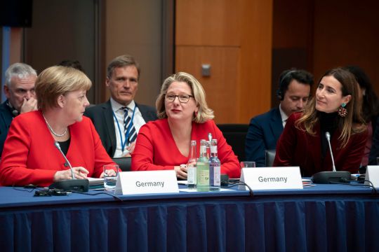 Angela Merkel und Svenja Schulze auf dem 10. Petersberger Klimadialog