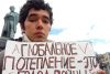 Arschak Makitschjan mit seinem Klimastreik-Plakat vor dem Puschkin-Denkmal in Moskau.