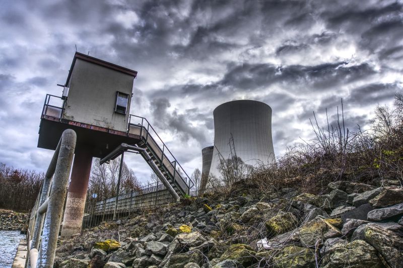 Atomkraftwerk am Rheinufer vor dramatischem Himmel