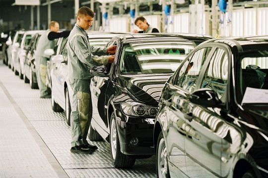 Einige Arbeiter am Endmontage-Fließband für den 3er BMW in Leipzig.