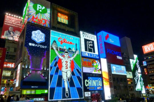 Leuchtende Reklamewände in Osaka.
