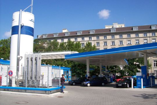 Tankstelle mit haushohem zylindrischem Wasserstofftank der Firma Linde.