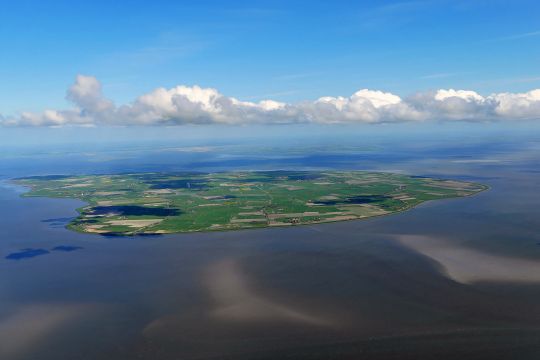 Ein Luftbild der Nordseeinsel Pellworm