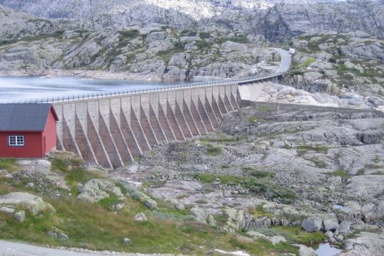 Staudamm Svartavatn in Sauda im Südwesten Norwegens.