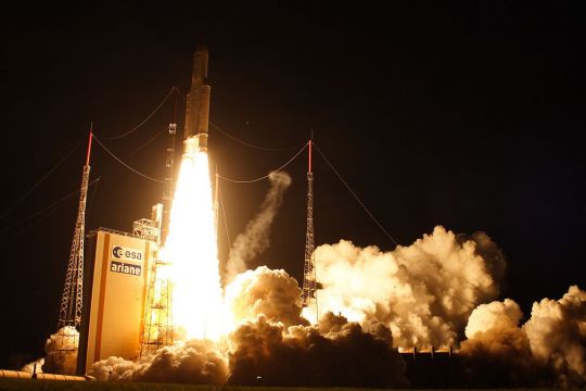 Eine Ariane-5-Rakete mit dem ESA-Raumtransporter "Albert Einstein" startet im Juni 2013 in Kourou in Französisch-Guayana zur ISS.