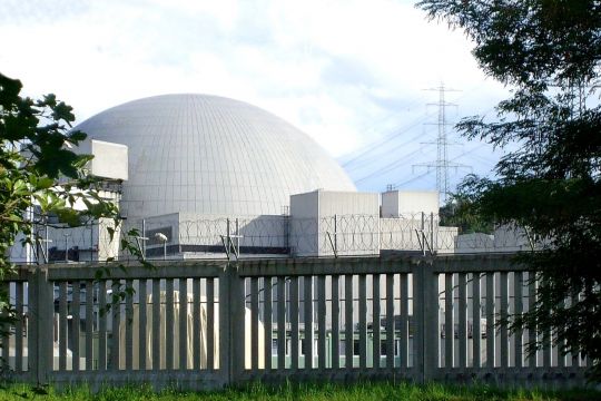 Die Kuppel des Kernkraftwerks Neckarwestheim hinter dem Sicherheitszaun.