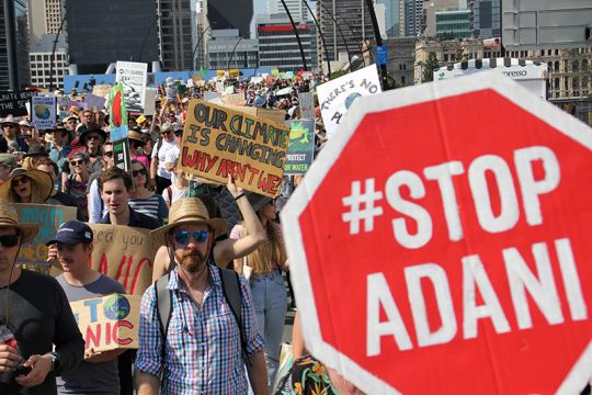 Klimastreik im australischen Brisbane, im Vordergrund ein "Stop Adani"-Plakat