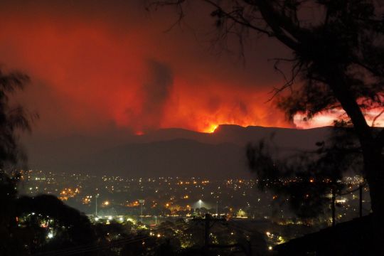 Von Rauch und Feuer erfüllter Himmel am Rand von Australiens Hauptstadt Canberra
