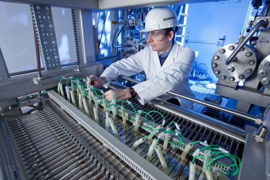 Siemens-Mitarbeiter an der Wasserstoff-Elektrolyseanlage.