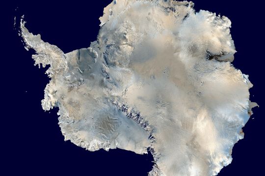 Satellitenaufnahme der gesamten Antarktis.