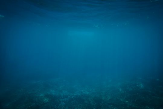 Getrübter blauer Ozean von unter Wasser gesehen