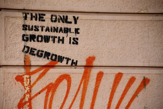 Graffito mit Aufschrift: "The only sustainable growth is degrowth"
