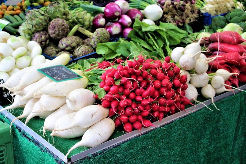 Verschiedene Sorten Gemüse, vor allem Rüben, auf einem Marktstand.