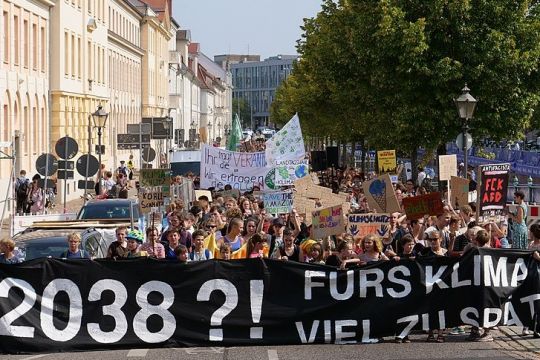 Demonstrationszug mit jungen Menschen. Front-Transparent: "2038? Fürs Klima viel zu spät!"
