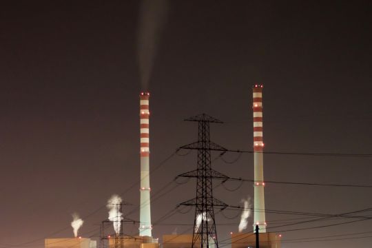 Nachtaufnahme von Portugals letztem Kohlekraftwerk