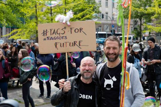 Zwei Männer in Kapuzenjacken mit Schild "#FagsForFuture"