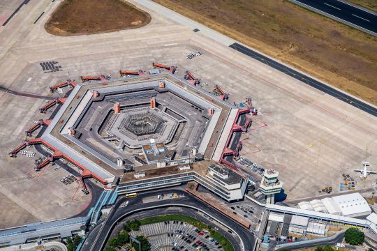 Blick von oben auf den Flughafen Tegel während Corona, also ohne Flugbetrieb