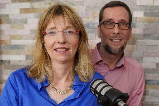 Cornelia und Volker Quaschning nehmen mit dem Mikrofon eine Podcast-Folge auf.