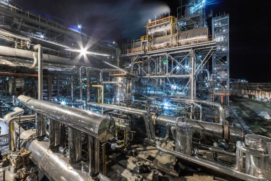Große chemische Industrieanlage bei Nacht.
