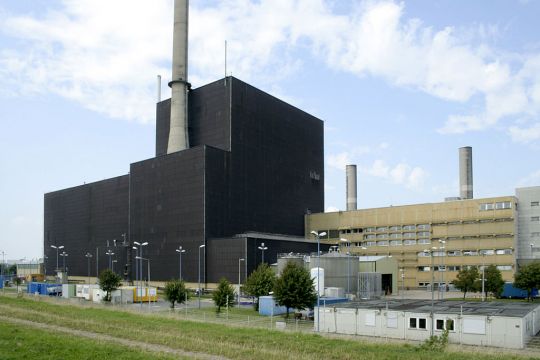 Schwarzes, quaderförmiges Reaktorgebäude des AKW Brunsbüttel, vom Deich auf der Landseite aufgenommen.