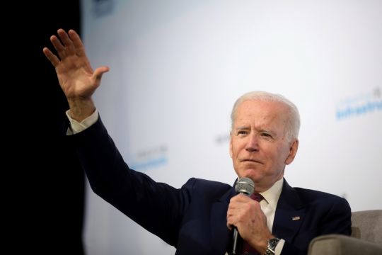 Joe Biden grüßt mit erhobenem Arm bei einer Veranstaltung vor Studierenden in Las Vegas im Februar 2020.