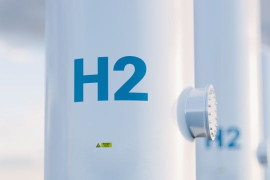 Weiße Wasserstoffleitungen mit der Aufschrift "H₂".