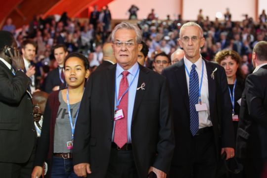 Pariser Klimagipfel 2015: Selina Leem und Tony de Brum von den Marshallinseln und Todd Stern aus den USA kommen in den Plenarsaal.
