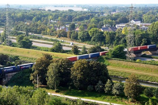 Eisenbahn mit Container der China Railway Express Company überquert den Emscherkanal und die Autobahn 42 bei Oberhausen. Im Vordergrund der Rhein-Herne-Kanal.
