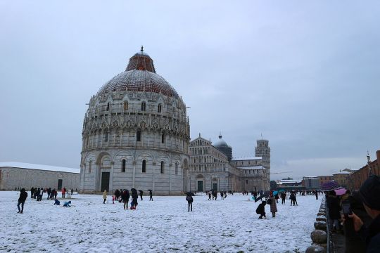 Schneebedeckter Platz mit dem schiefen Turm von Pisa in Italien