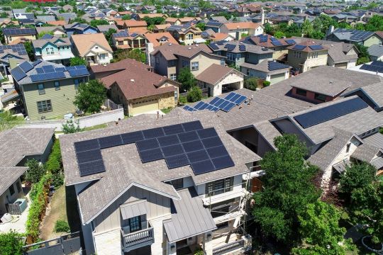 Blick über die Dächer von Austin, der Hauptstadt von Texas, jedes zweite Haus hat ein Solardach.