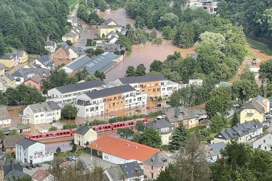 Blick auf den überfluteten Bahnhof und die umliegenden Straßen des Eifel-Erholungsorts Kordel.