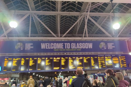 Plakat am Hauptbahnhof von Glasgow: UN-Klimakonferenz 2021 - willkommen in Glasgow.