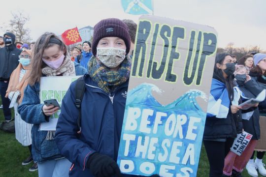 Protestierende mit Schild bei der Klimademo in Glasgow
